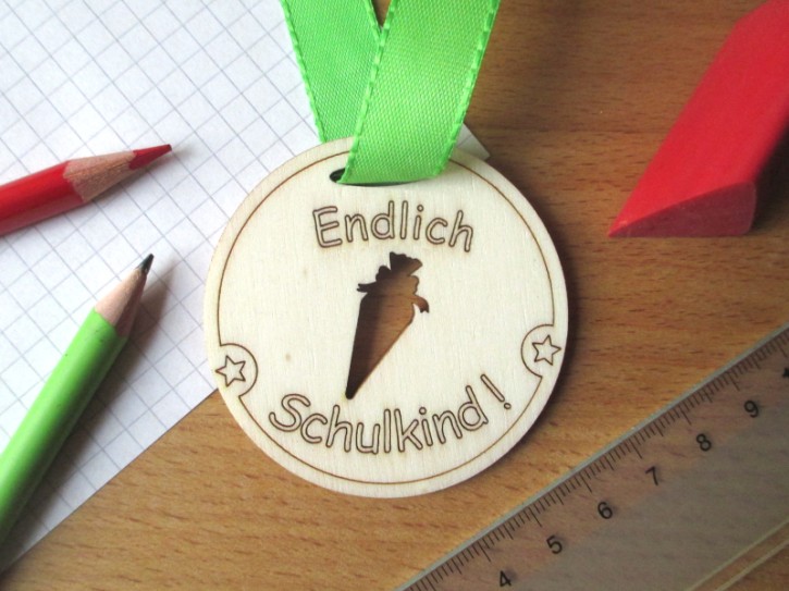 Holz-Medaille Schulkind mit Schultüte (Lochschnitt)