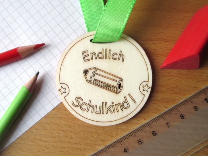 Holz-Medaille Schulkind mit Stift