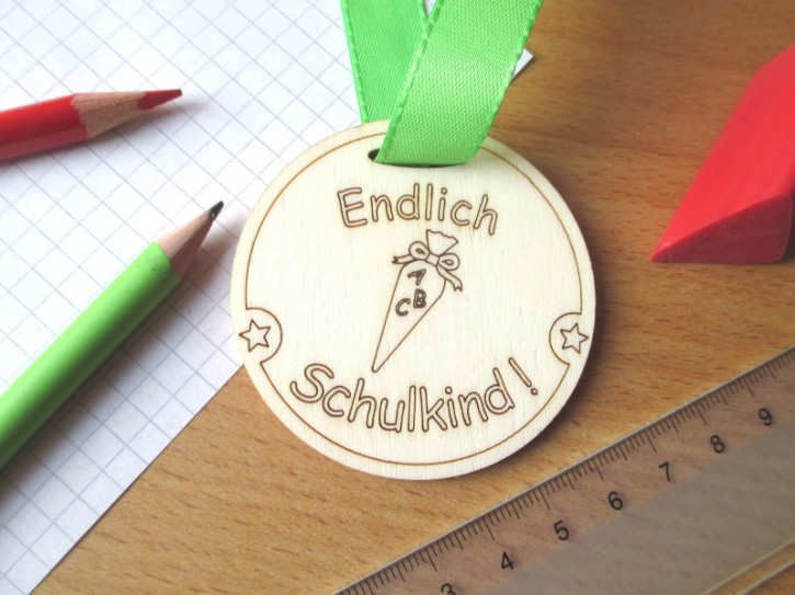 Holz-Medaille Schulkind mit Schultüte (Gravur)