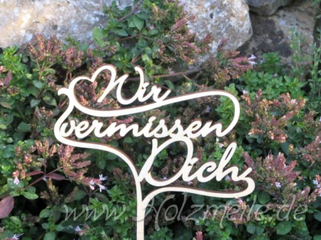 Grabdekoration "Wir vermissen Dich / Euch" aus Holz