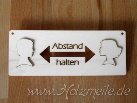 Schild "Abstand halten" aus Holz, Mann & Frau